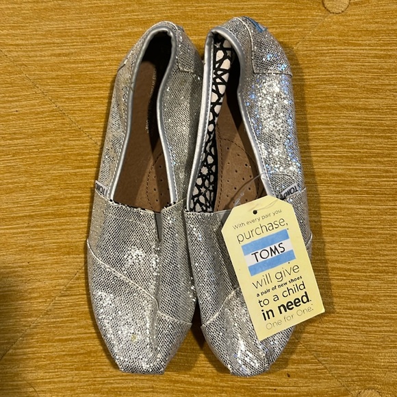 TOMS Shoes - Silver Glitter Toms size 8.5 - NWT